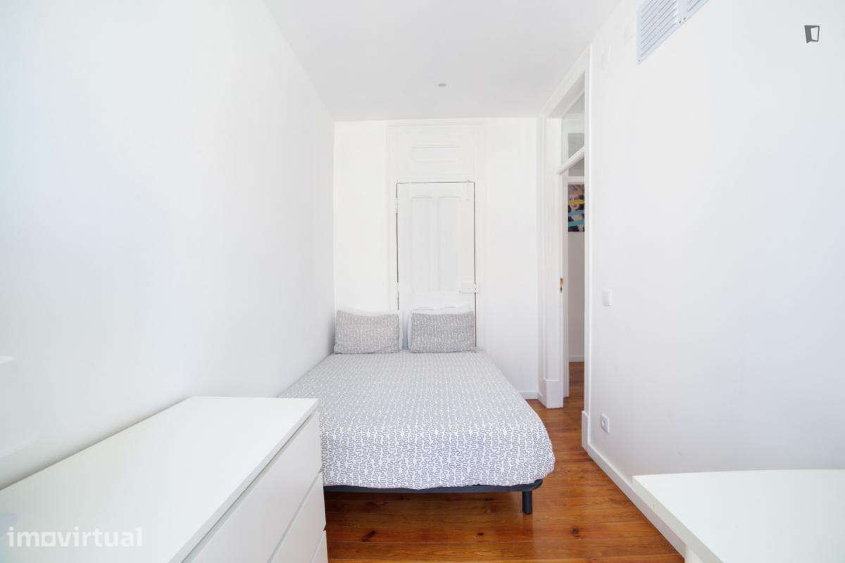 Quarto - localizado em Anjos Lisbon - Grande imagem: 2/16
