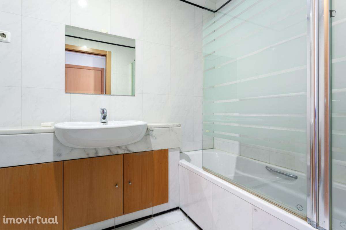 Quarto - localizado em Pedrouços Porto - Grande imagem: 4/9