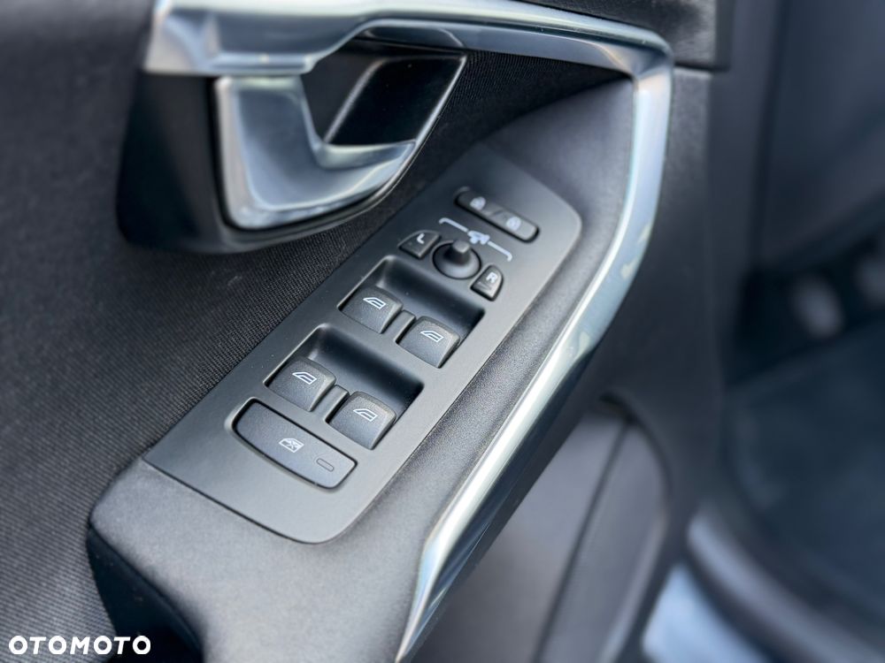 Volvo V40 - 25