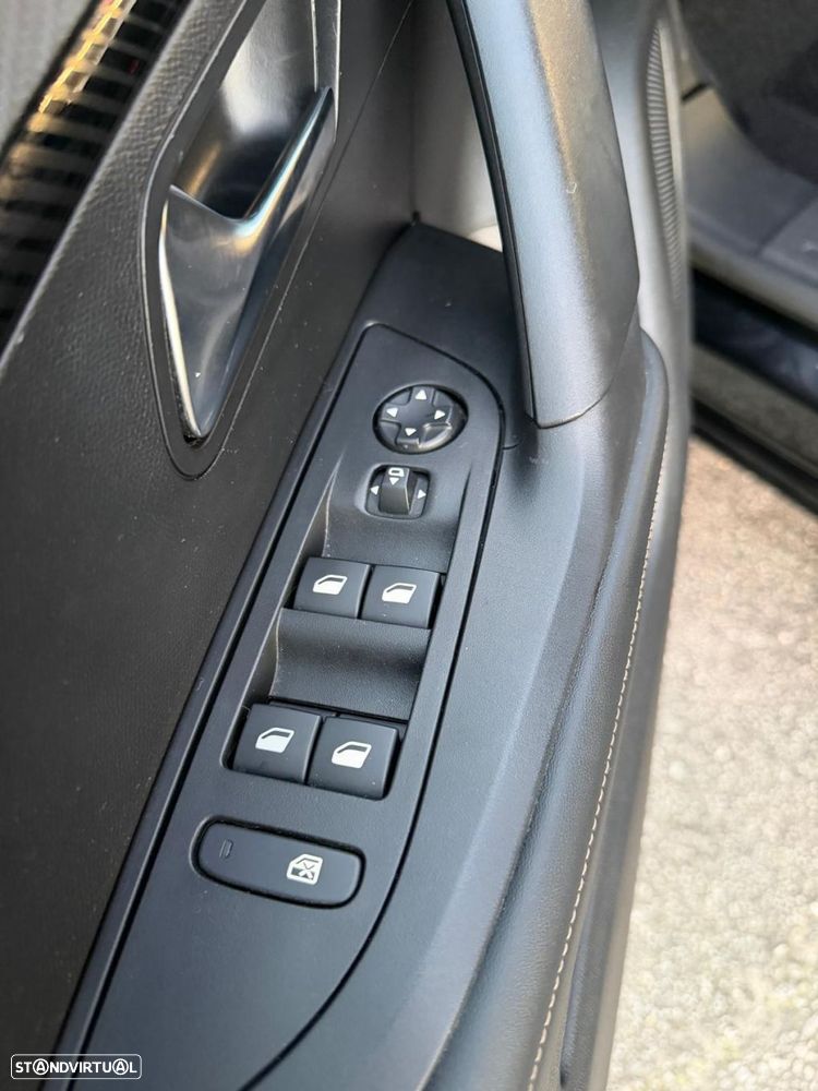 Peugeot 2008 1.2 PureTech Allure - 17