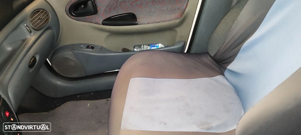 Renault Mégane 1.9 TD RT - 4