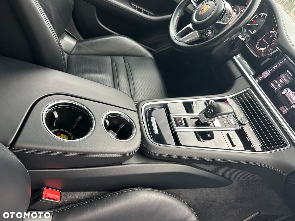 Porsche Panamera 4 E-Hybrid - 16
