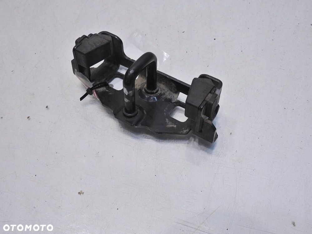 RYGIEL ZAMKA KLAPY VOLVO V70 III