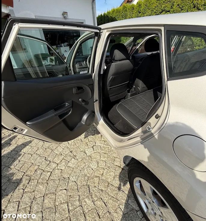 Kia Venga 1.6 L - 9