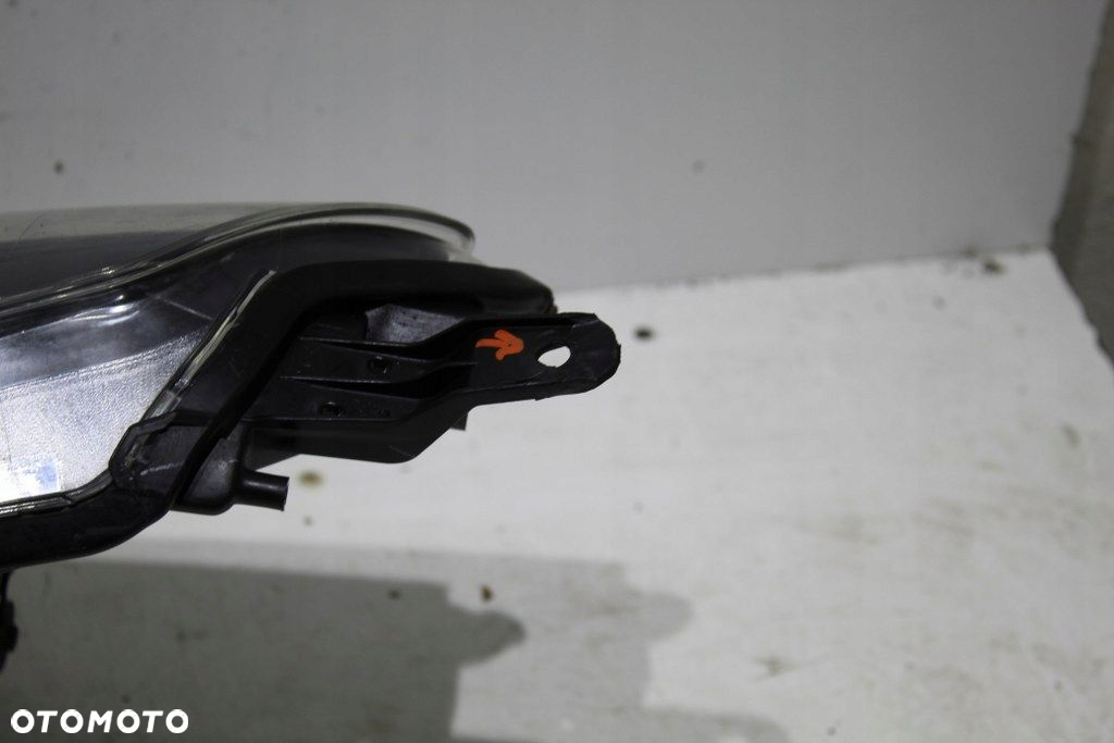 Toyota Yaris III Lift Soczewka Lampa Przód Przednia Prawa Brudna W Środku - 3