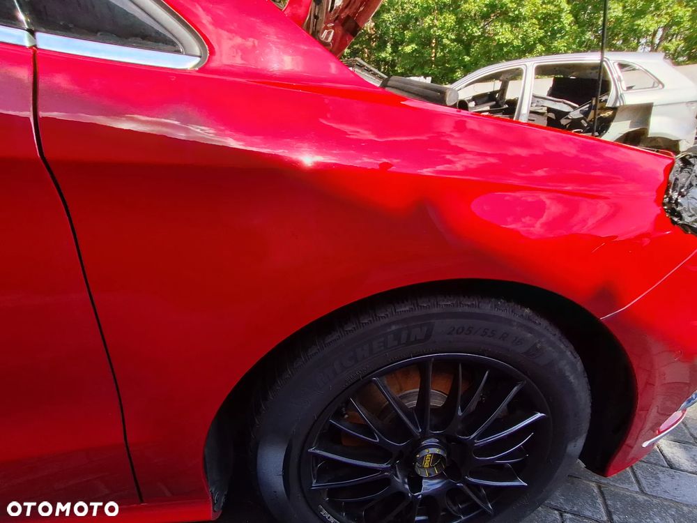 SPRZEDAM MERCEDES B-KLASA W246 PRAWY PRZEDNI BŁOTNIK W KOLOR 589 DO MONTAŻU - 1