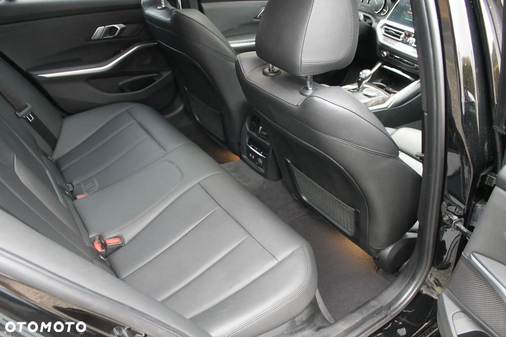 BMW Seria 3 330i - 18