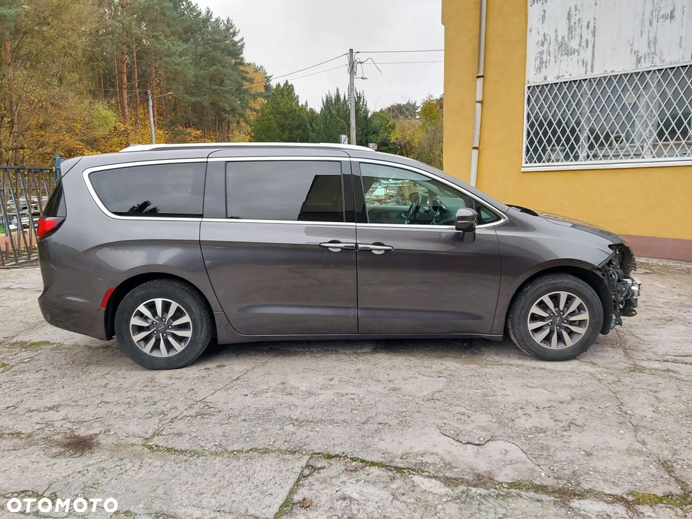 Chrysler Pacifica 2021 photo 2