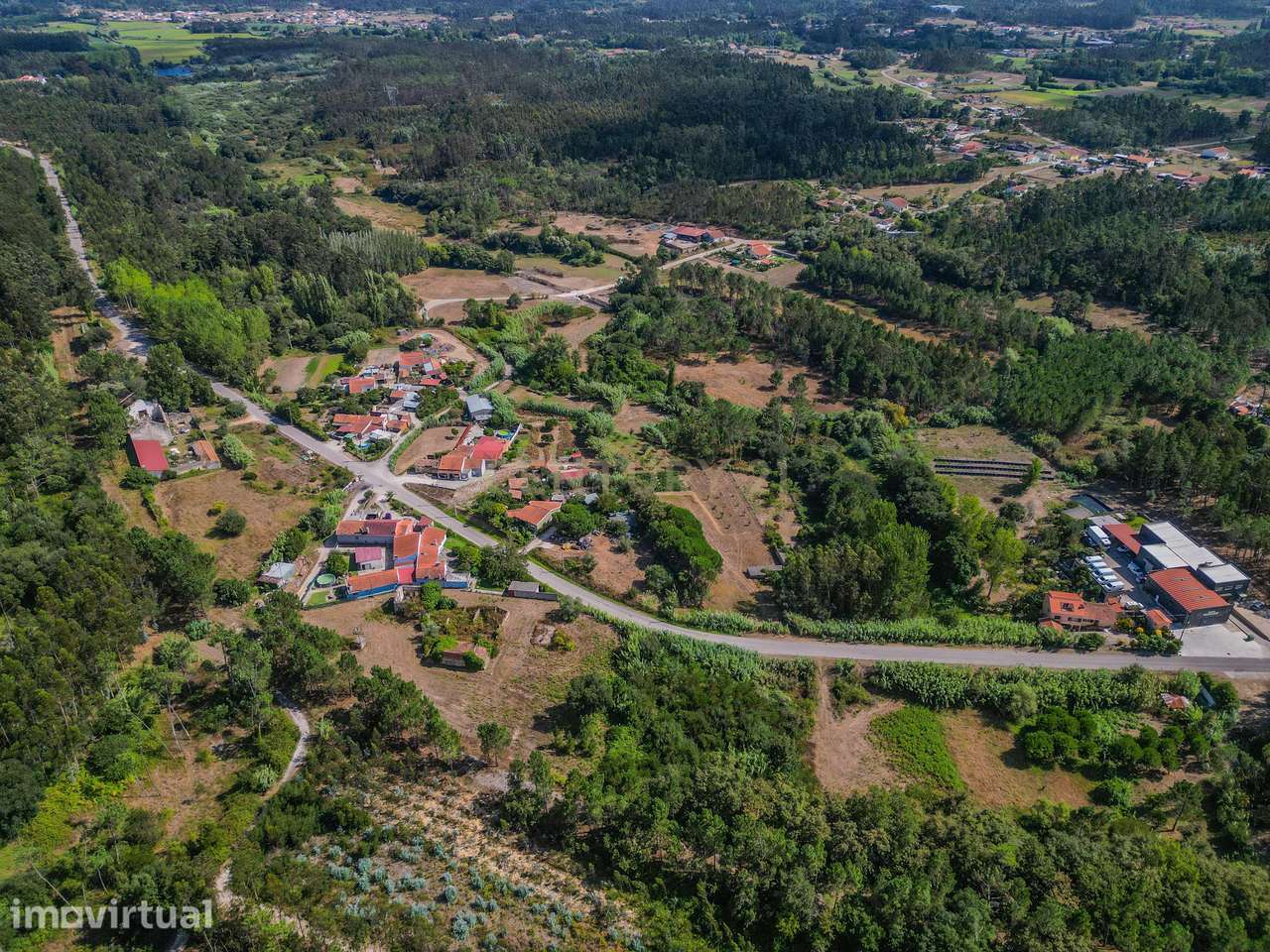 Propriedade com duas casas para reabilitar, terreno e poço na Costeira - Grande imagem: 2/23