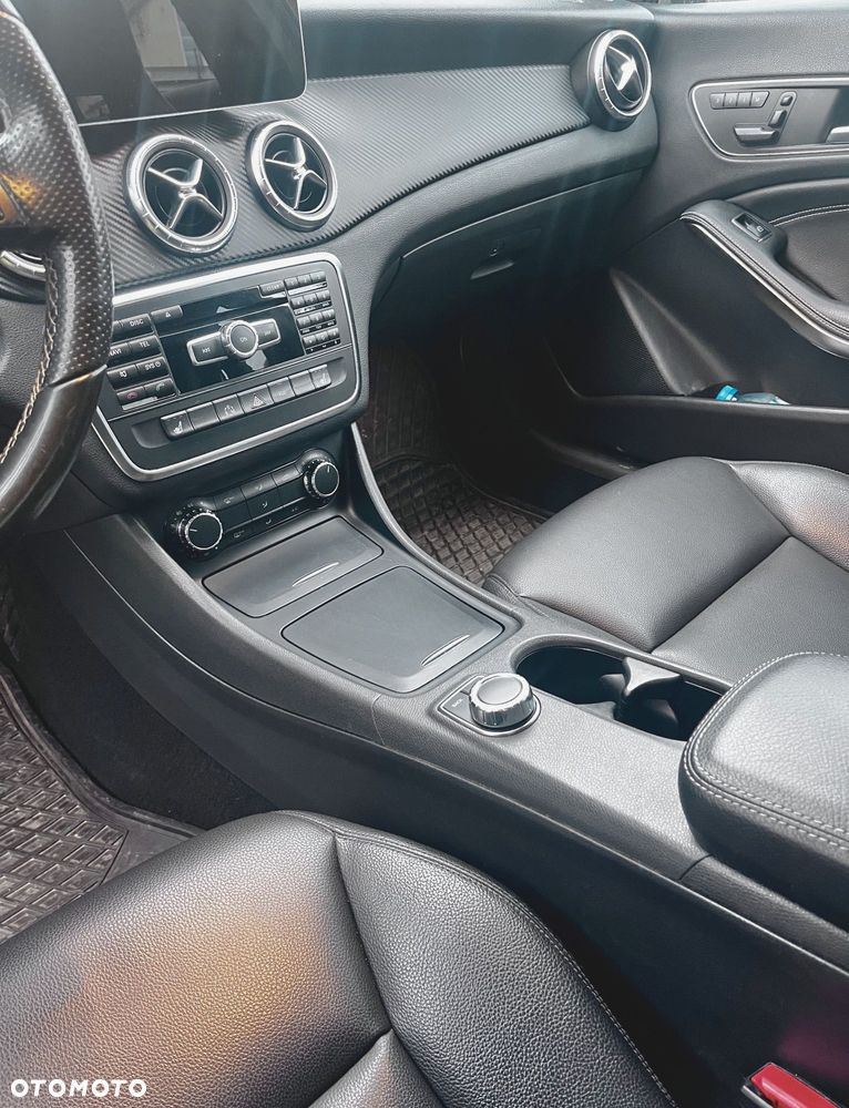 Mercedes-Benz CLA 250 4Matic 7G-DCT - 14