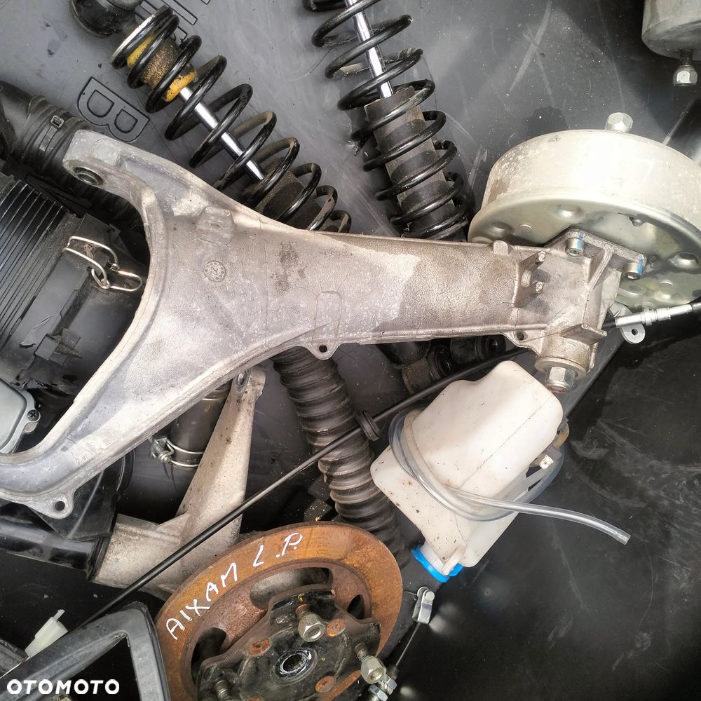 AIXAM 2022 MINI AUTO WAHACZ PIASTA TYŁ LEWY - 1