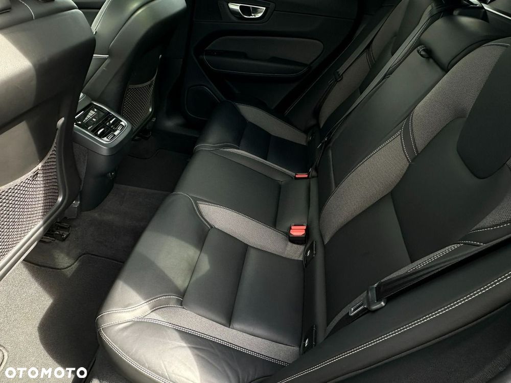 Volvo XC 60 B4 D AWD Ultimate Dark - 18