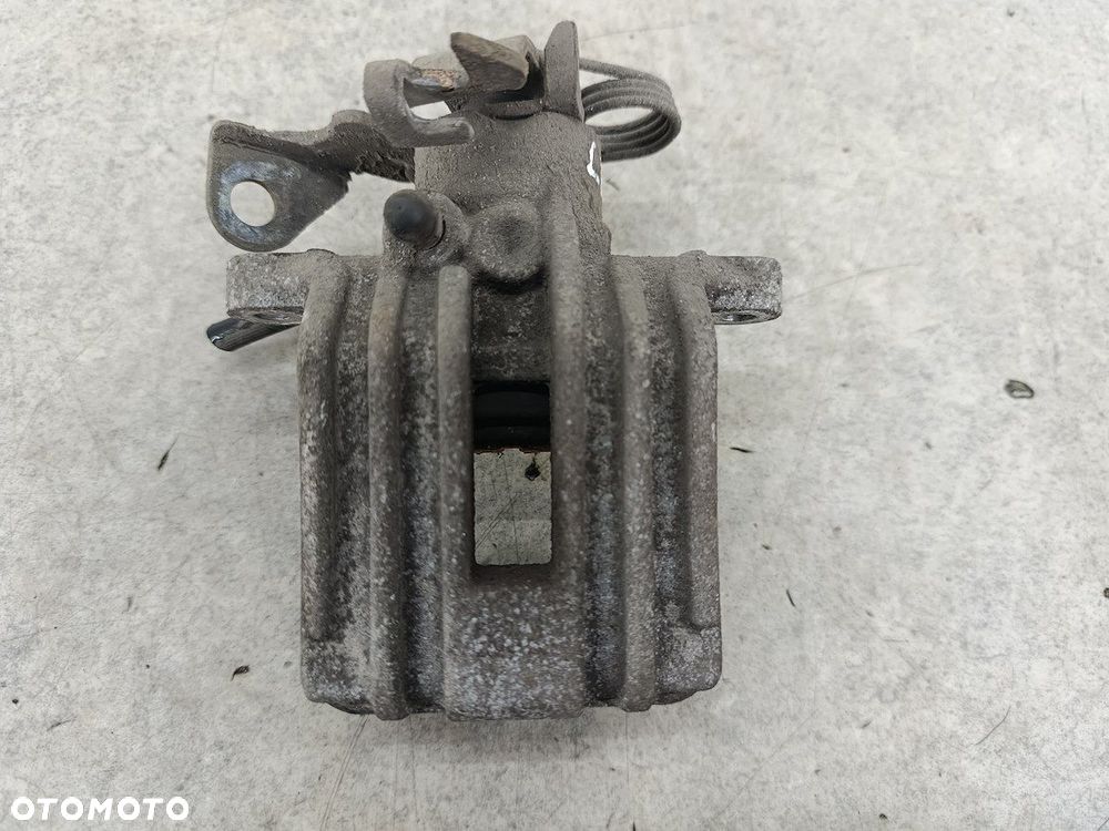 ZACISK HAMULCOWY LEWY TYŁ AUDI A4 B5 1.8 20V - 1
