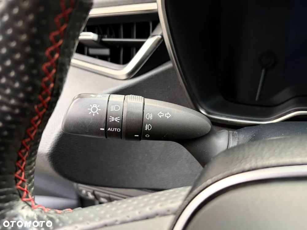 Toyota Corolla 1.8 Hybrid Team Deutschland - 11