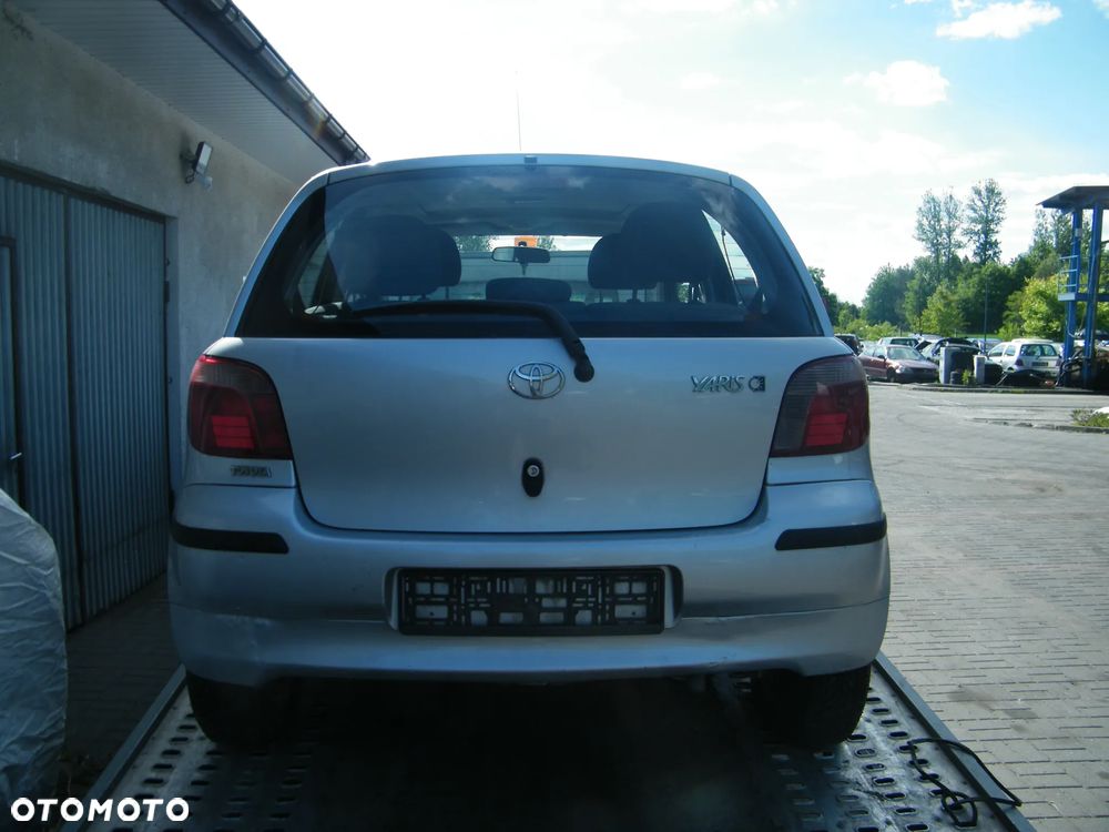 Toyota Yaris I (99-03r.) 1.0 B 68KM. Silnik 1SZ-FE Skrzynia MTM 5F lakier 199. Cały na części. GWARANCJA !!!  Przód Tył Zestaw Komplet Drzwi Klapa Zderzak Błotnik Maska Grill Atrapa Szyba Pas Lampa Lusterko Boczki Fotel Kanapa Kokpit Deska Rozdzielcza Przełącznik Włącznik Sterownik Przewody Wiązka Instalacja Moduł Komputer Czujnik Listwa Pompa Alternator Wtryski Głowica Rozrusznik Kompresor Sprzęgło Dwumas Silnik Skrzynia ABS Klimatyzacji Paliwa Wspomagania Kolektor Turbina Przepustnica Zawór Chłodnica Koło Hak Belka Sanki Zawieszenie Mcpherson Półoś Amortyzator Wydech Tłumik Zacisk Most - 4