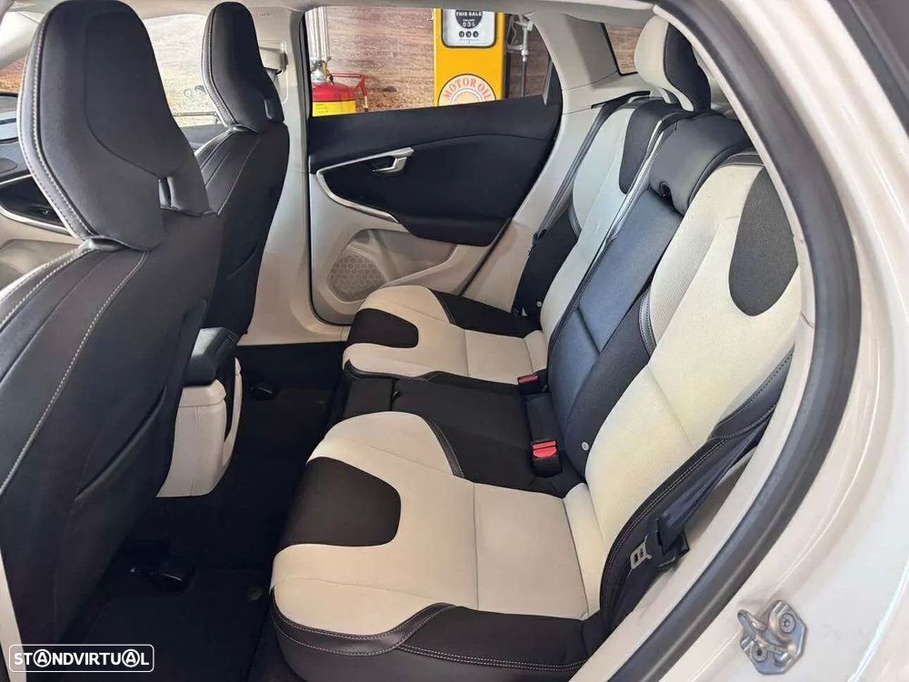 Volvo V40 Cross Country 2.0 D4 Momentum - 11