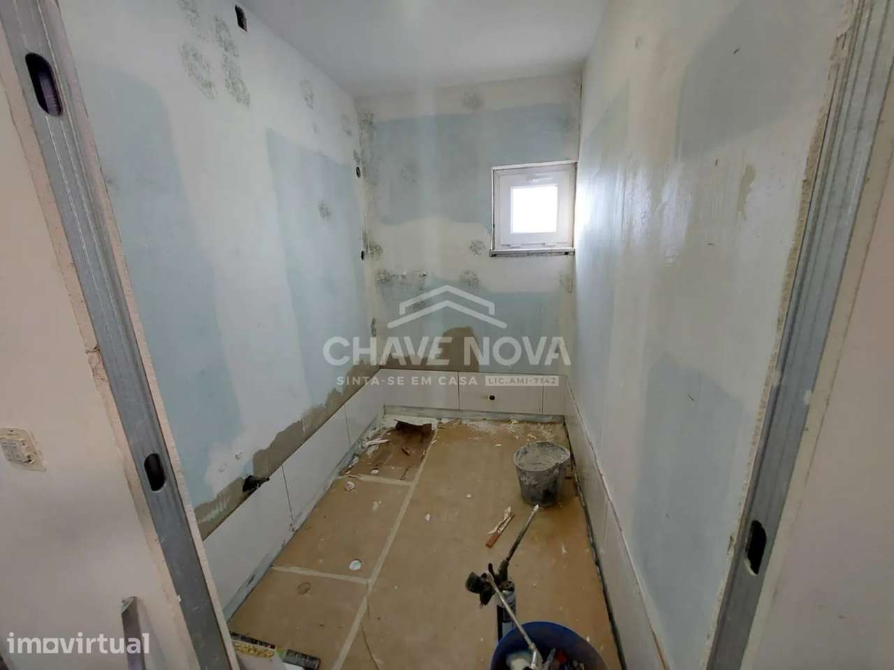 Sete T0s novos para venda em frente á estação do comboio de Valadares - Grande imagem: 2/24