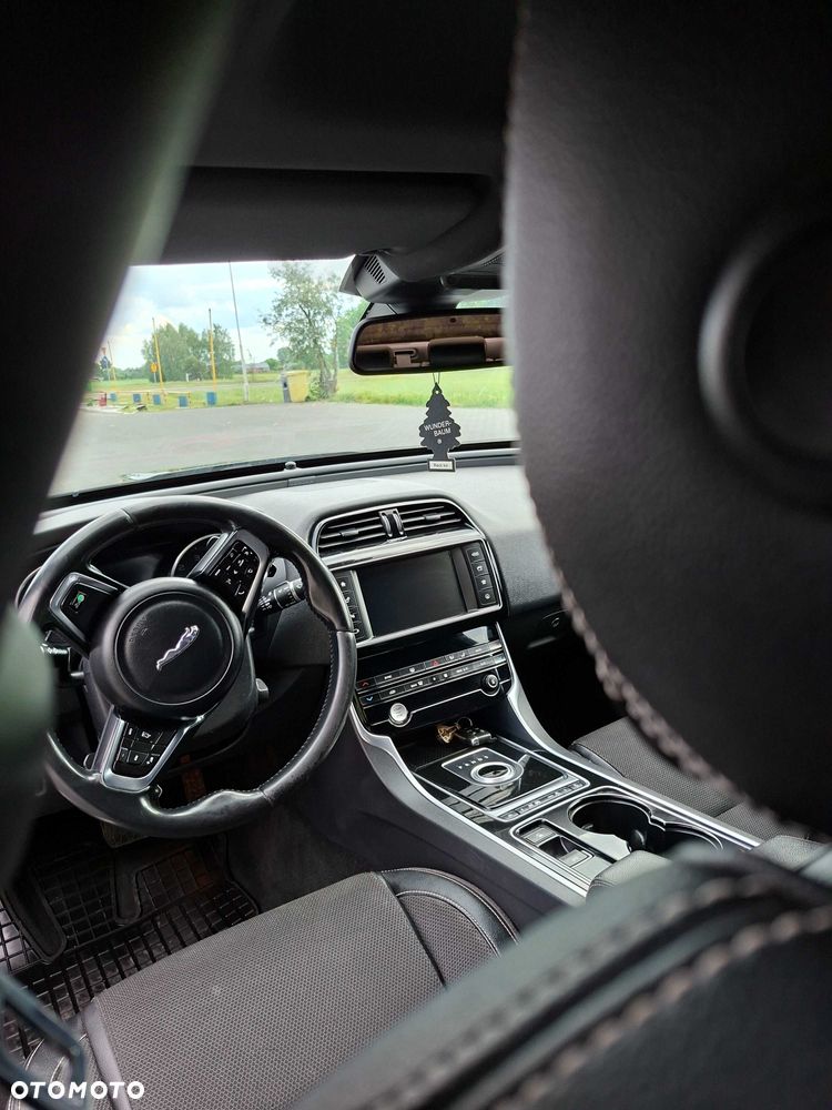 Jaguar XE - 8