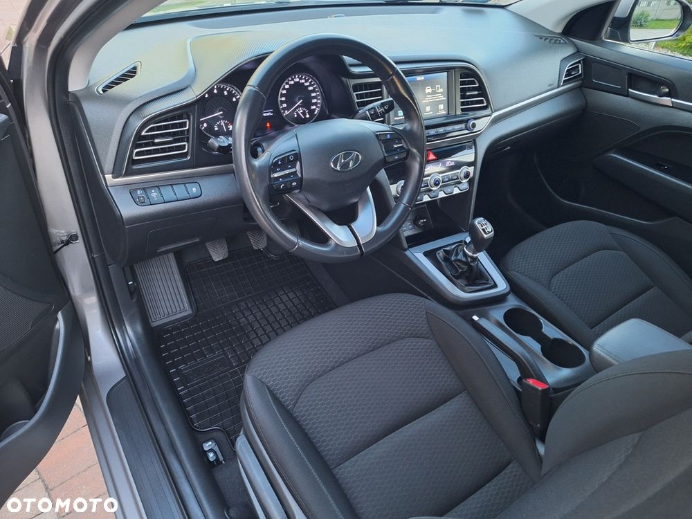 Hyundai Elantra 1.6 Style - 12