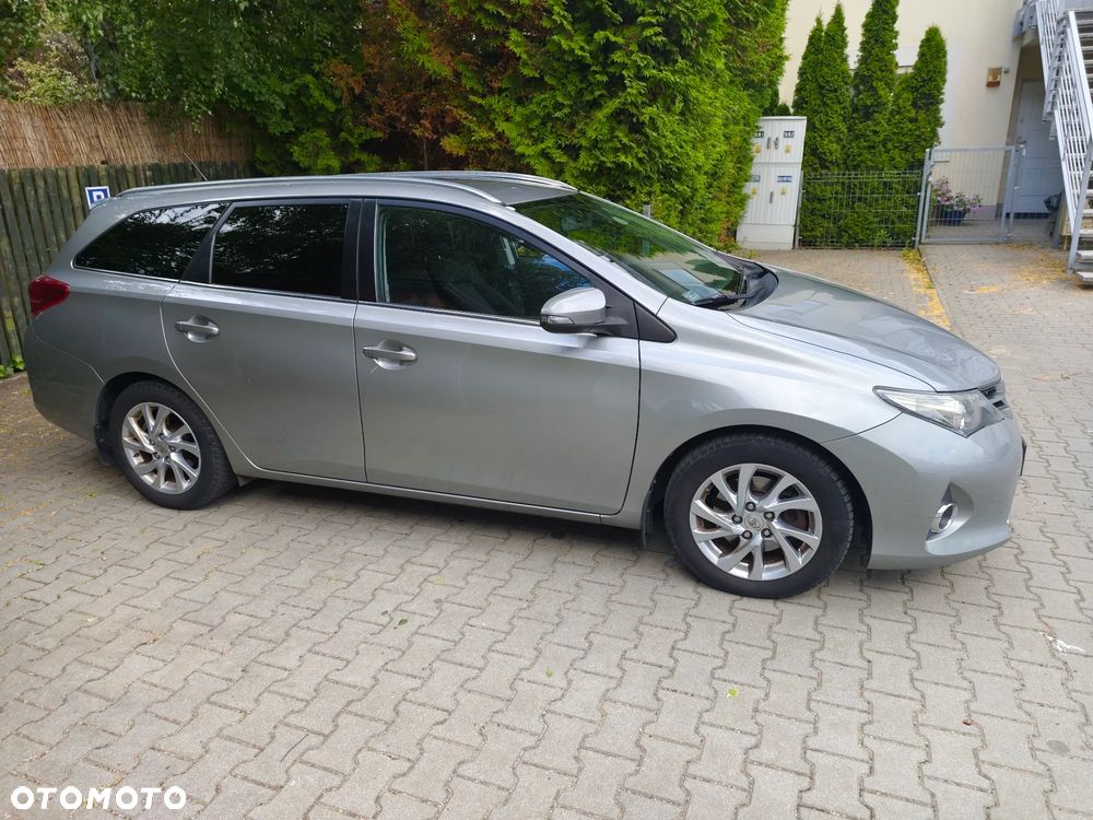 Toyota Auris 2.0 D-4D Premium - 2