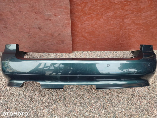 BMW E61. ORYGINALNY KOMPLETNY ZDERZAK TYŁ + CZUJNIK PDC POD HAK WESTFALIA, W KOL. TIEFGRUEN METALLIC O KODZIE LAK. A43 O NR: 0 306 983 OEM. W DOBRYM STANIE.