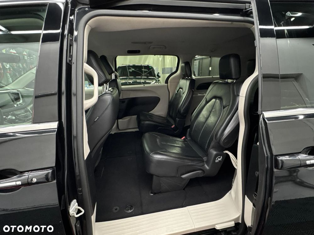 Chrysler Pacifica - 2