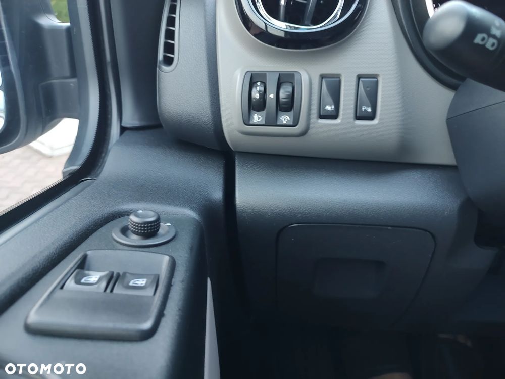 Renault Trafic Grand 1.6 dCi - 11