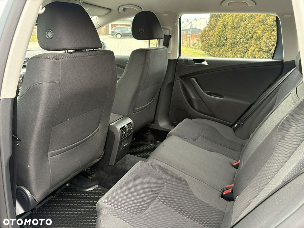 Volkswagen Passat - 11