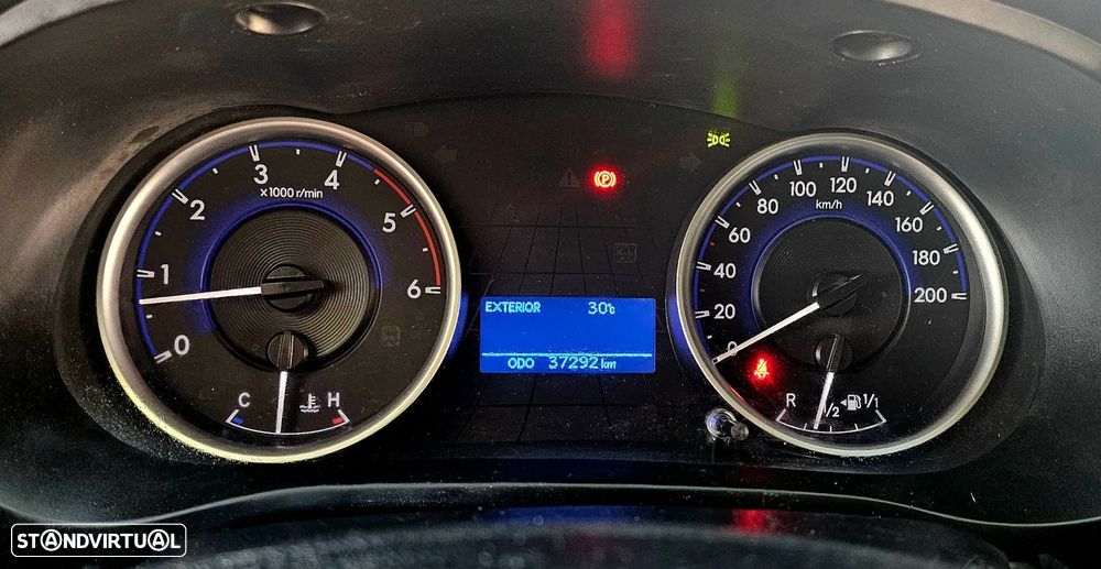 Toyota Hilux 2.4 D-4D 4WD CD CM - 9