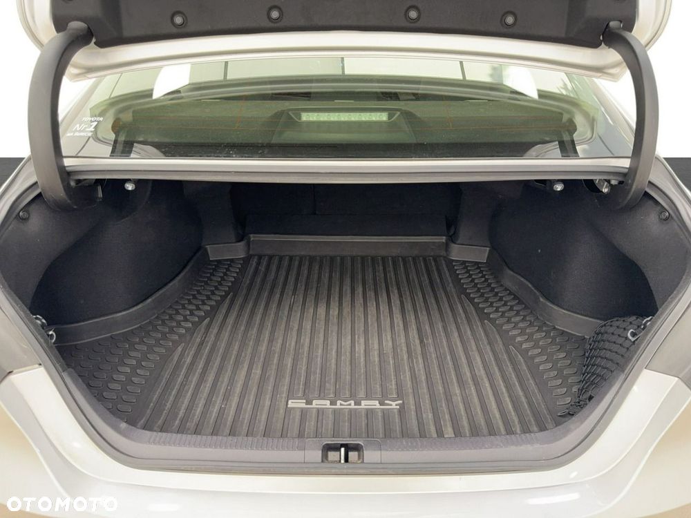 Toyota Camry - 12