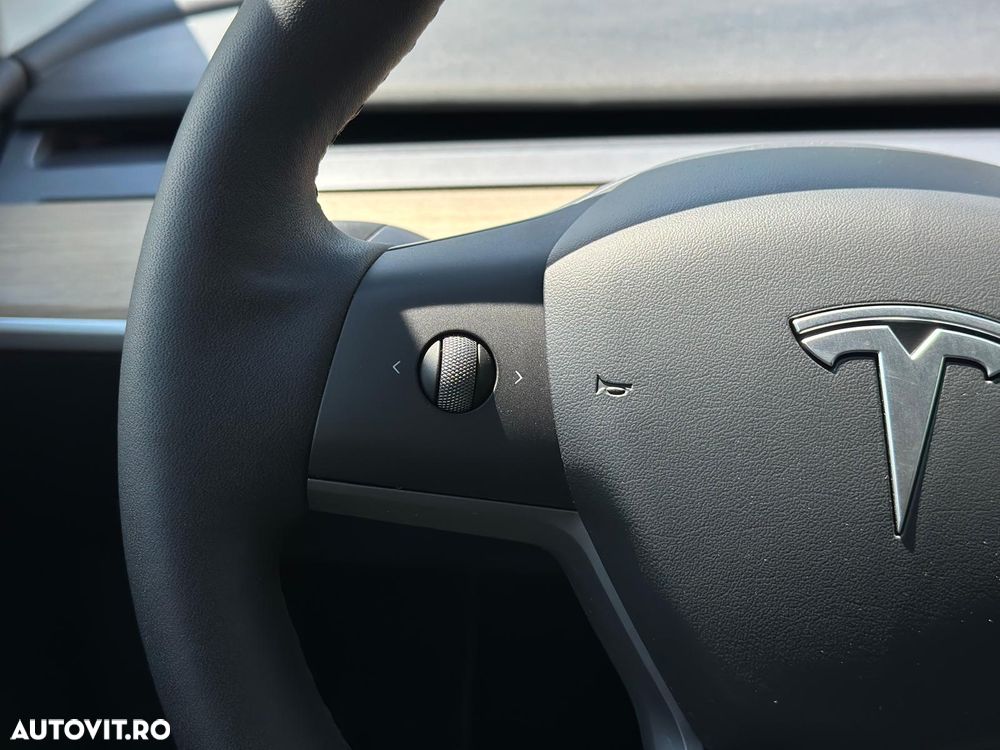 Tesla Model Y Long Range Dual Motor AWD - 24