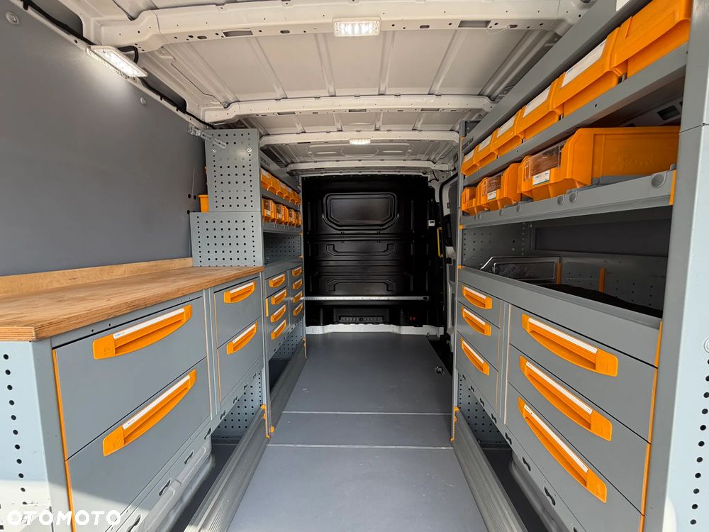 Volkswagen CRAFTER VAN VAT-1 z ZABUDOWĄ SERWISOWĄ WARSZTAT StoreVAN Półki, Szuflady, Kuwety na drobne przedmioty, Masaż fotela kierowcy, Fotel pneumatyczny terapeutyczny pilot ergoActive, Podgrzewana szyba, Kierownica wielofunkcyjna, Tempomat, Ogr. prędkości, Minibar, Fabrycne parktroniki przód i tył, DMC:3500kg, Homologacja haka 3000kg! Duża ładowność 1315kg Model L2H1 Paka dł. 3450mm - 8
