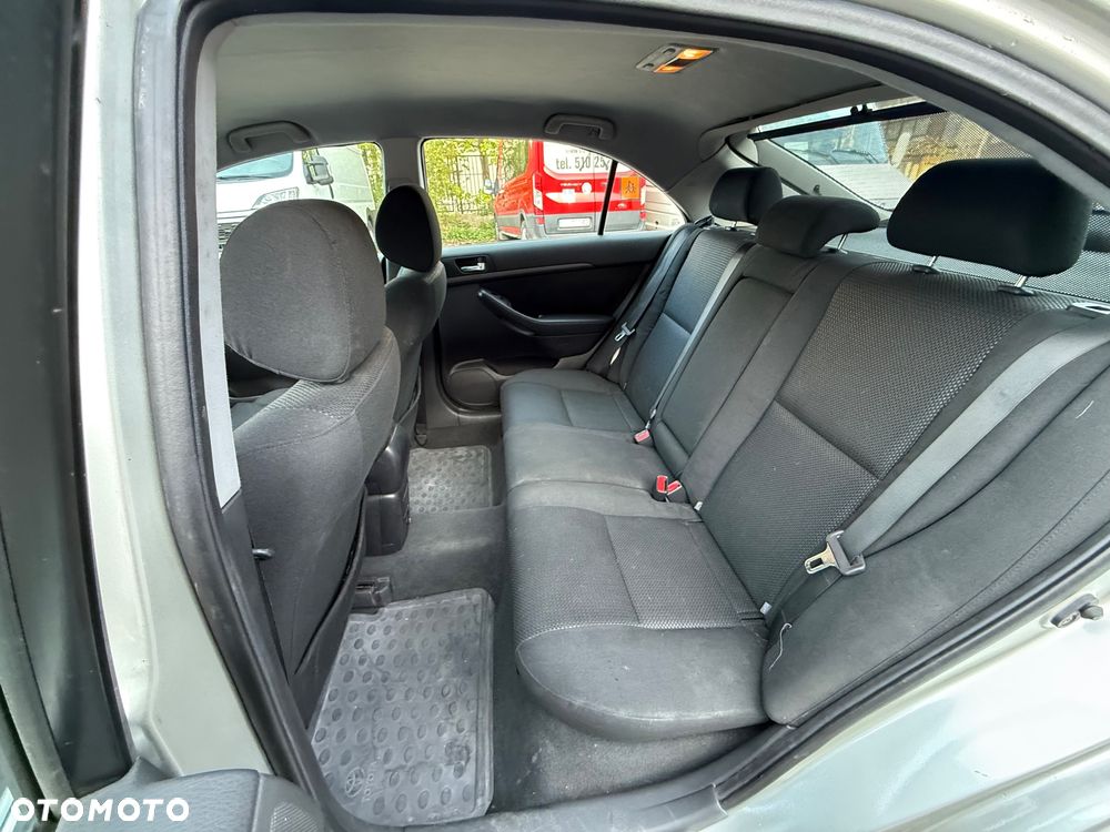Toyota Avensis - 8