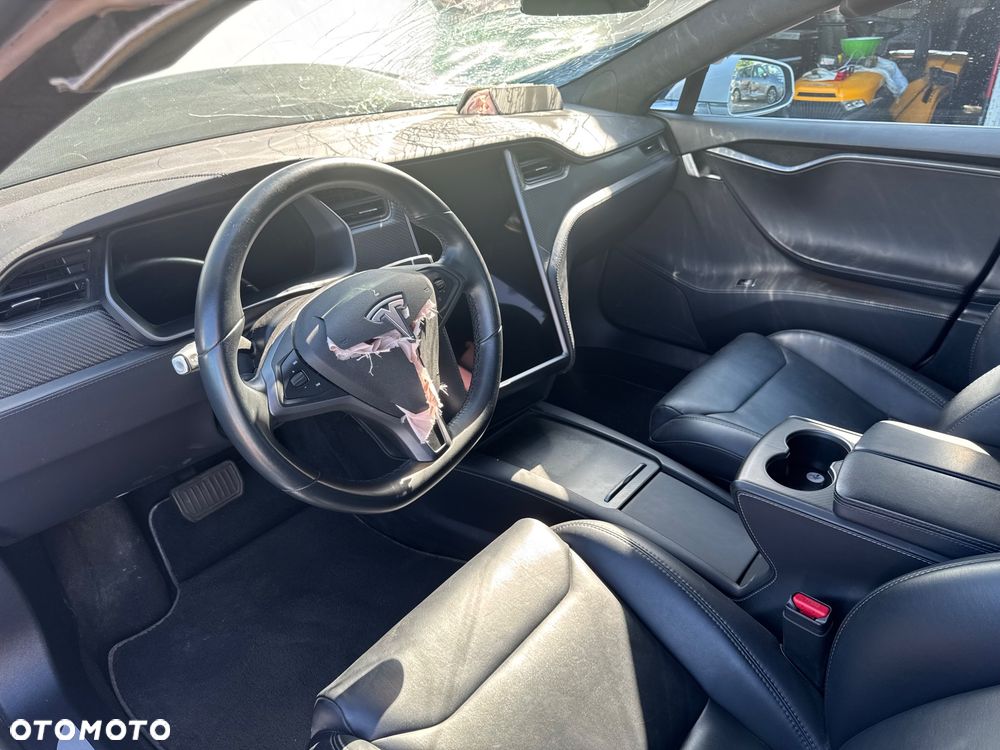 Tesla Model S - 8