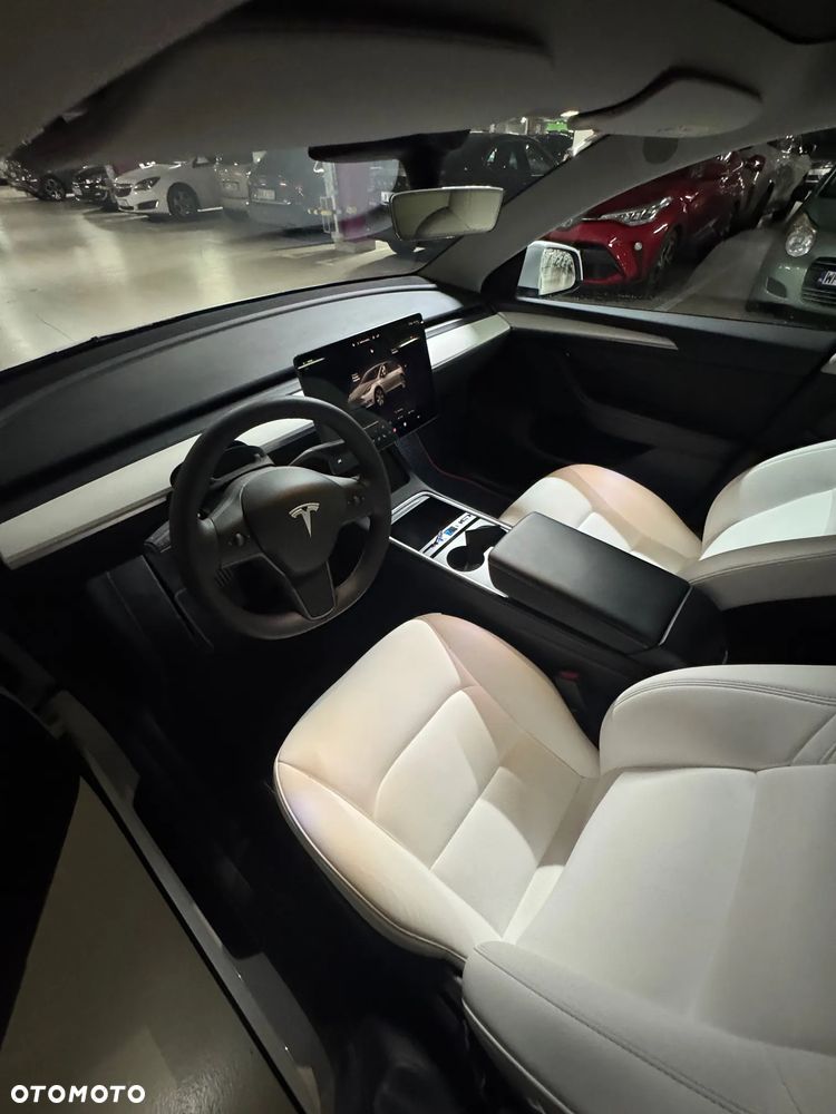 Tesla Y Long Range AWD - 13