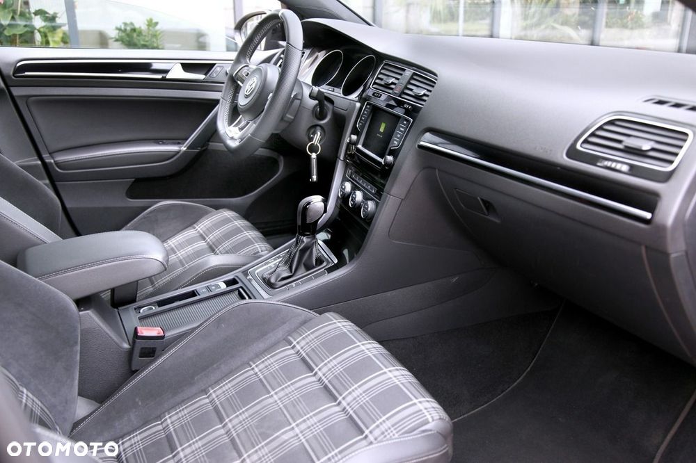 Volkswagen Golf - 8