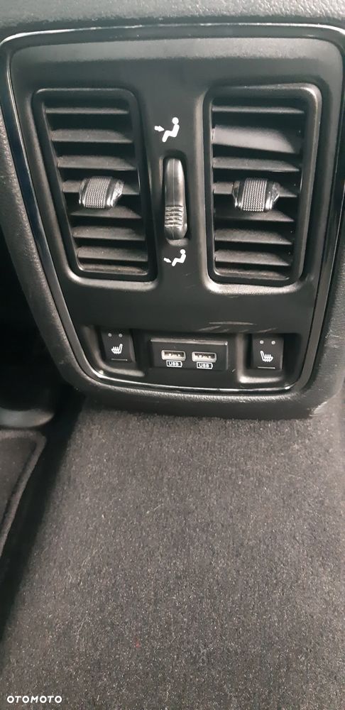 Jeep Grand Cherokee - 32