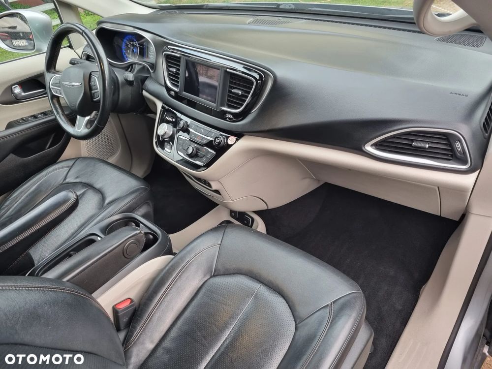 Chrysler Pacifica - 12