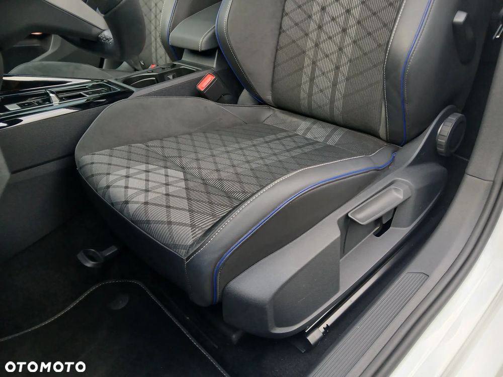 Volkswagen Golf 1.5 eTSI OPF DSG R-Line - 25