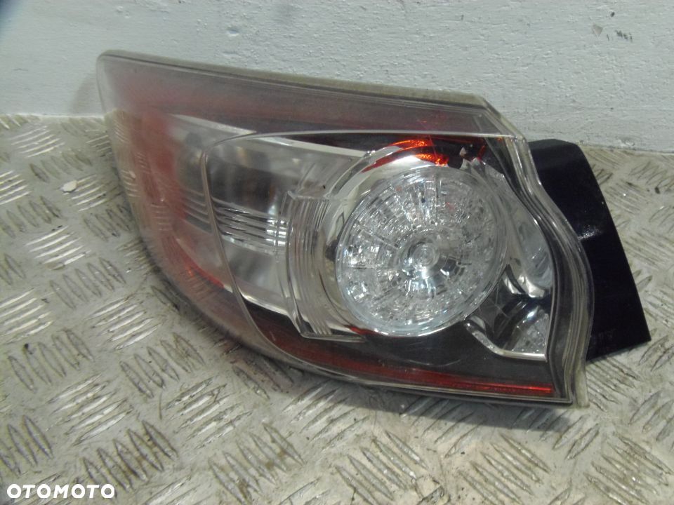 LAMPA LEWY TYŁ TYLNA W BŁOTNIK MAZDA 3 II BL HB - 1