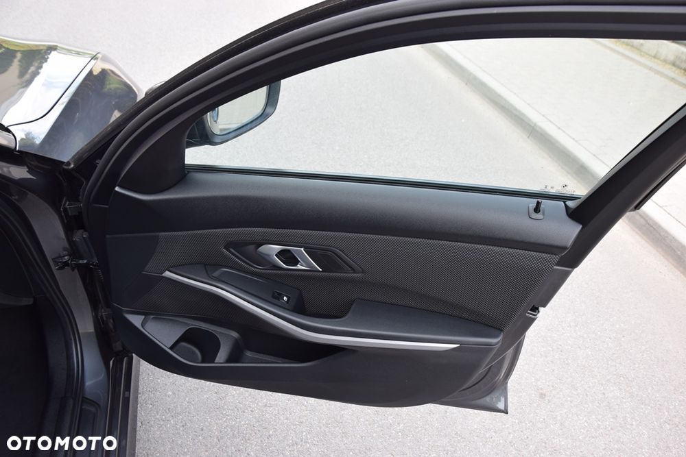BMW Seria 3 318d Edition M Sport Shadow - 30