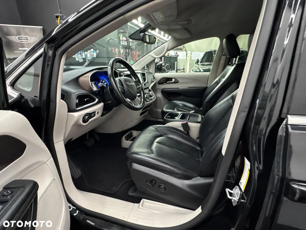 Chrysler Pacifica - 30