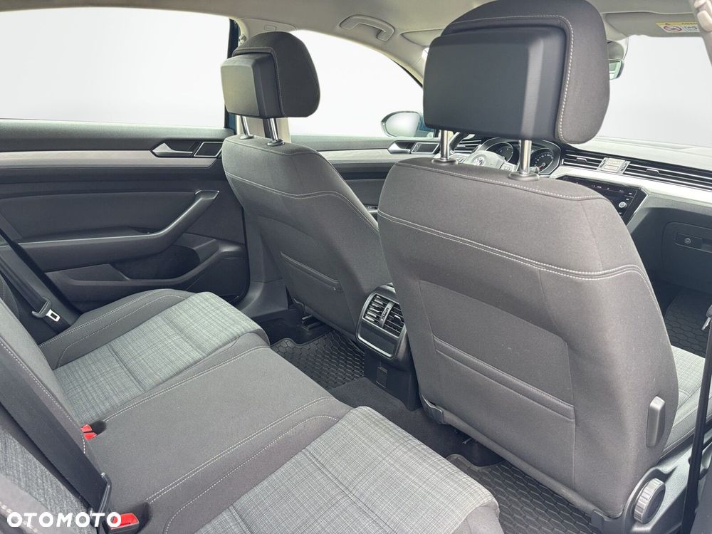 Volkswagen Passat - 17