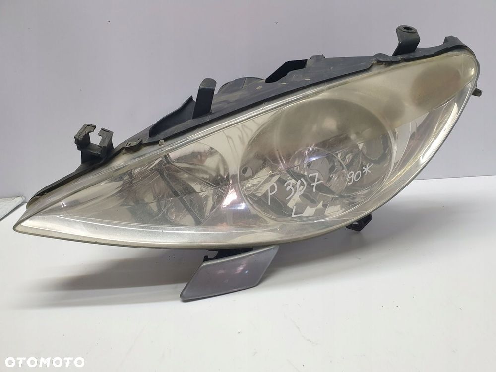REFLEKTOR LAMPA PRZEDNIA PRAWA PRZÓD PRAWY PEUGEOT 307 - 1