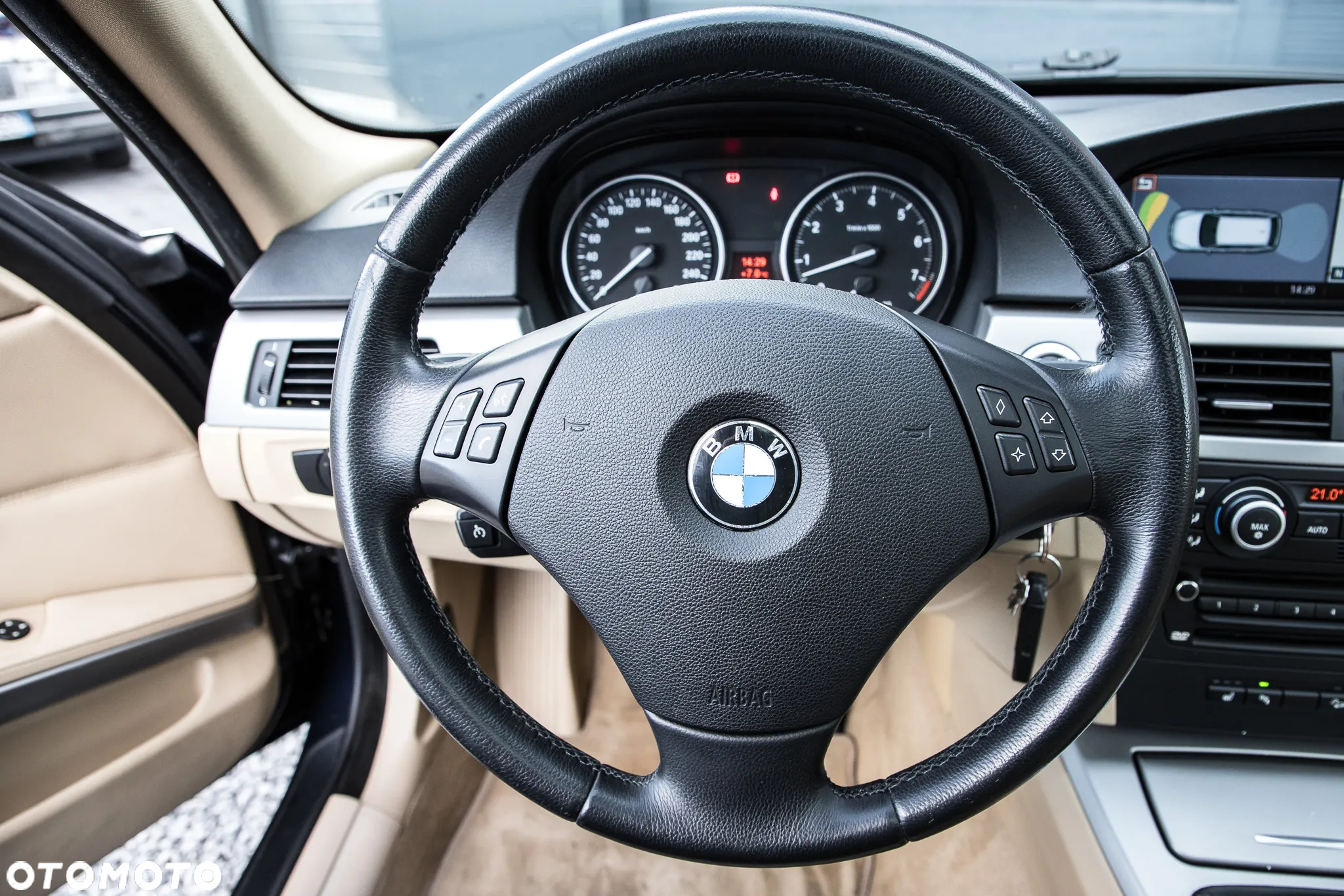 BMW Seria 3 325i xDrive Touring - 17