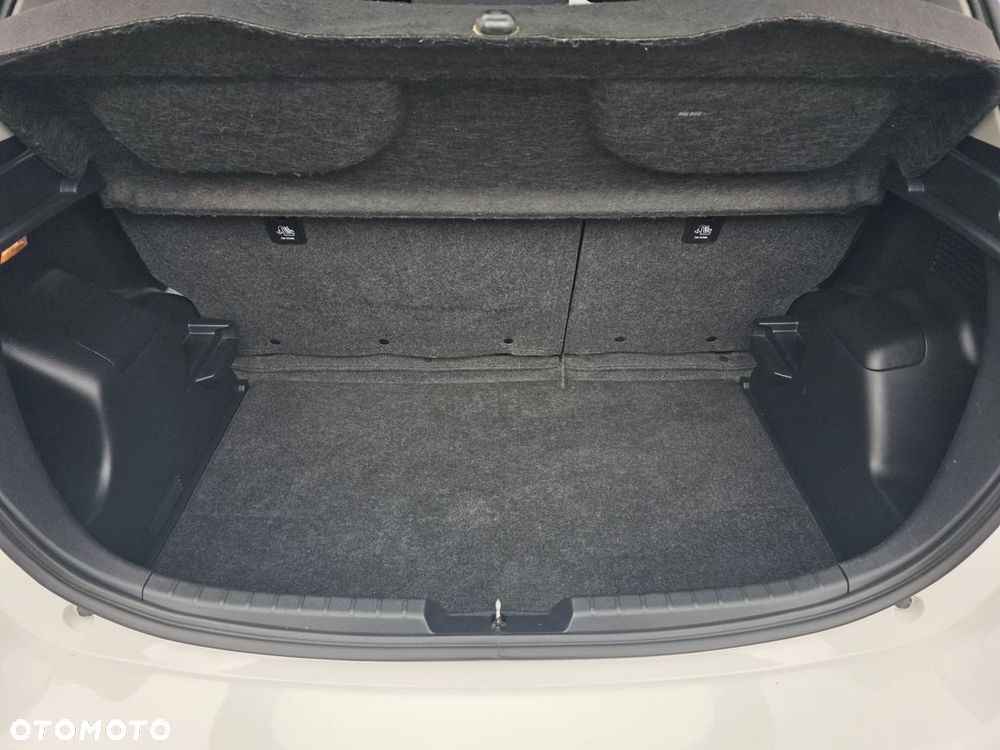 Toyota Yaris Hybrid 100 Active - 17