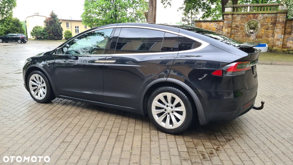 Tesla Model X - 12