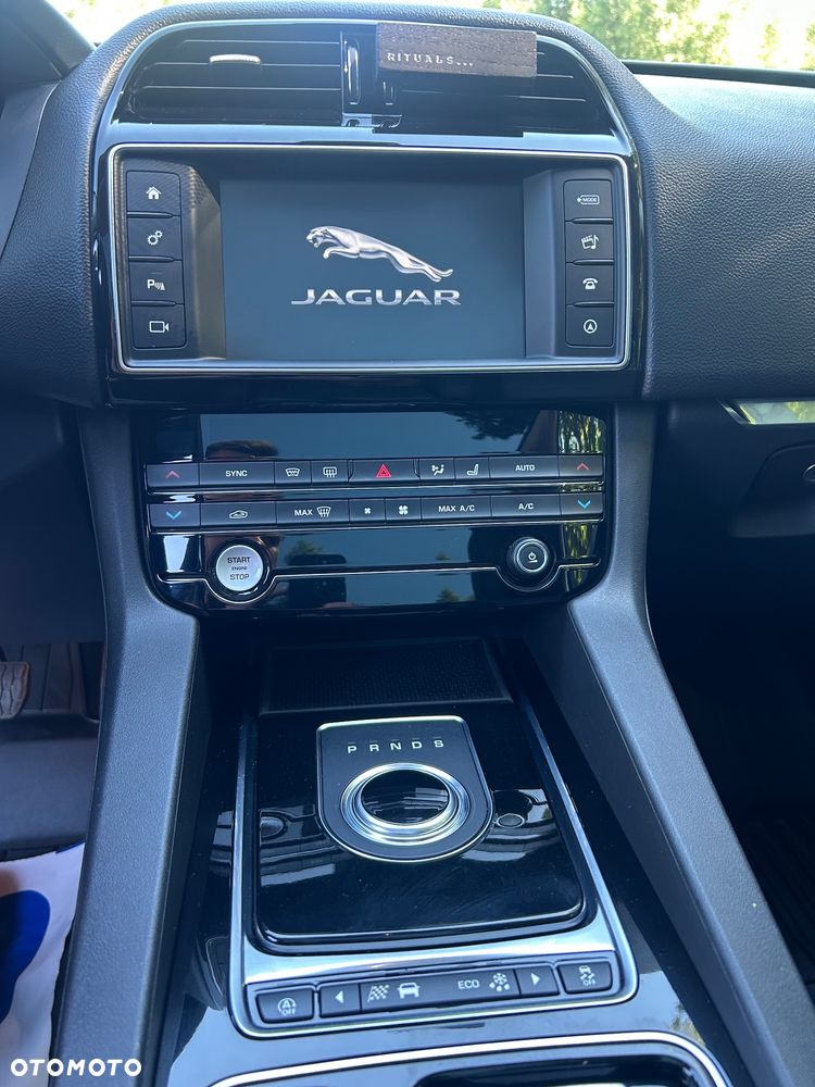 Jaguar F-Pace 25t AWD Prestige - 14