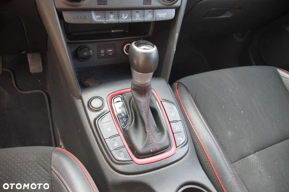 Auto na części - Hyundai Kona I 1.6 T-GDI 177 KM G4FJ D7UF1 YG7 2019R Silnik Skrzynia Drzwi Maska Błotnik Zderzak Klapa Lampa Lusterko Klamka Szyba Deska Kokpit Sterownik Moduł Czujnik Licznik Wyświetlacz Panel Kierownica - 12