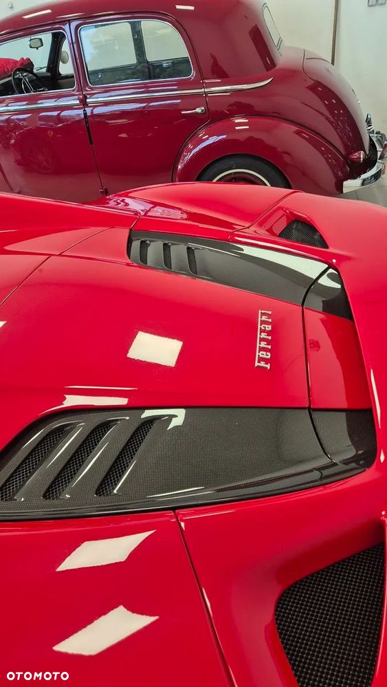 Ferrari F8 Spider - 37